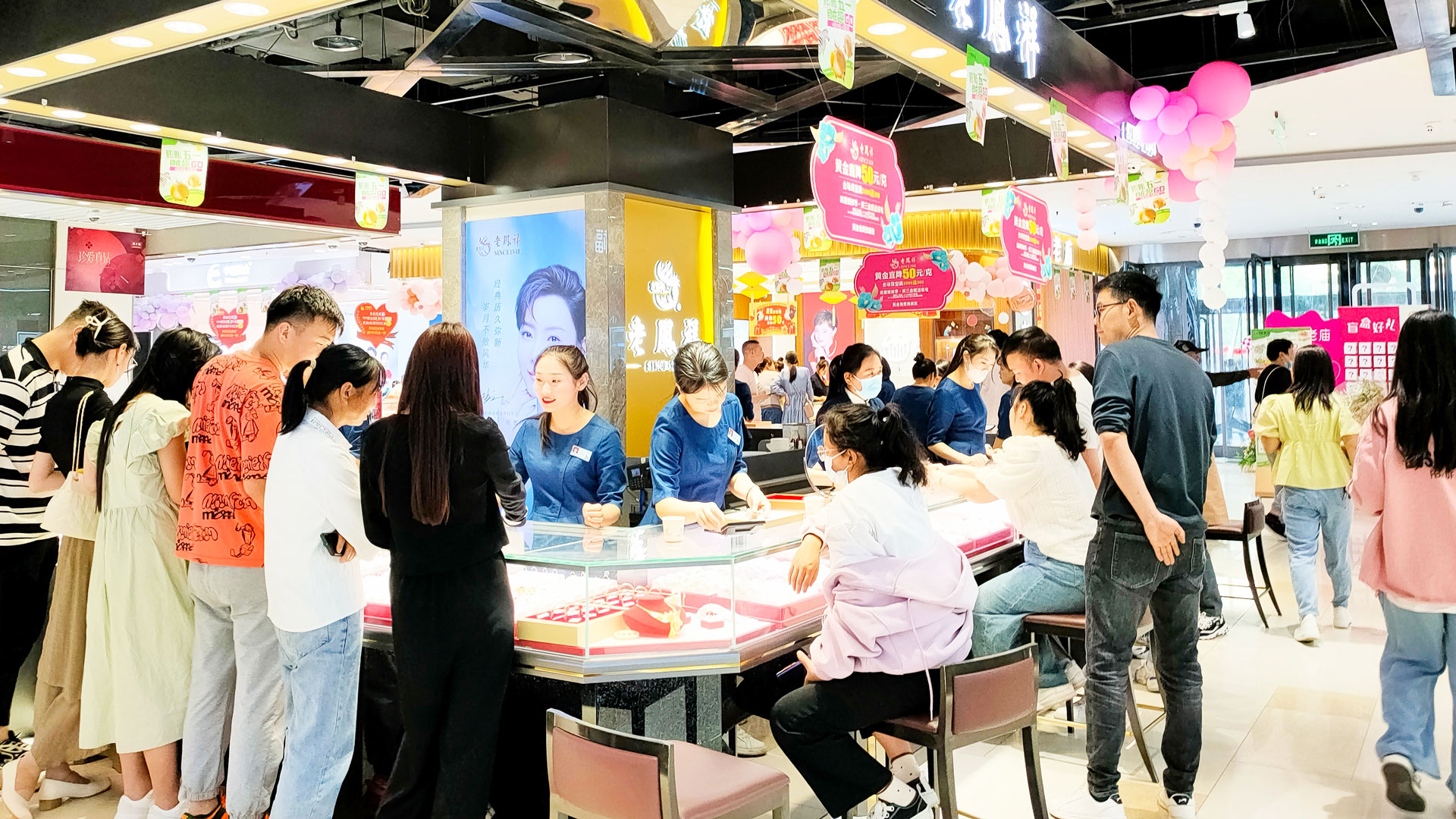 百貨公司：“五一”堅(jiān)守崗位，護(hù)航假期圖二.jpg