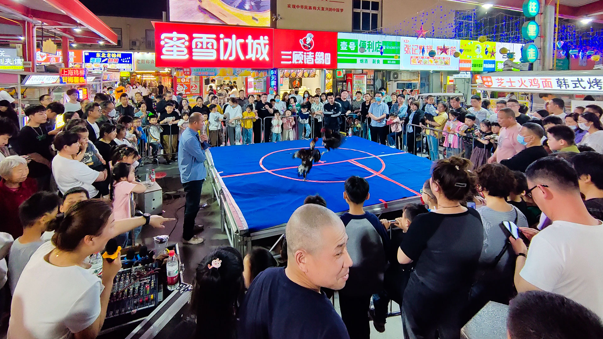 百貨公司：“五一”堅(jiān)守崗位，護(hù)航假期圖三.jpg