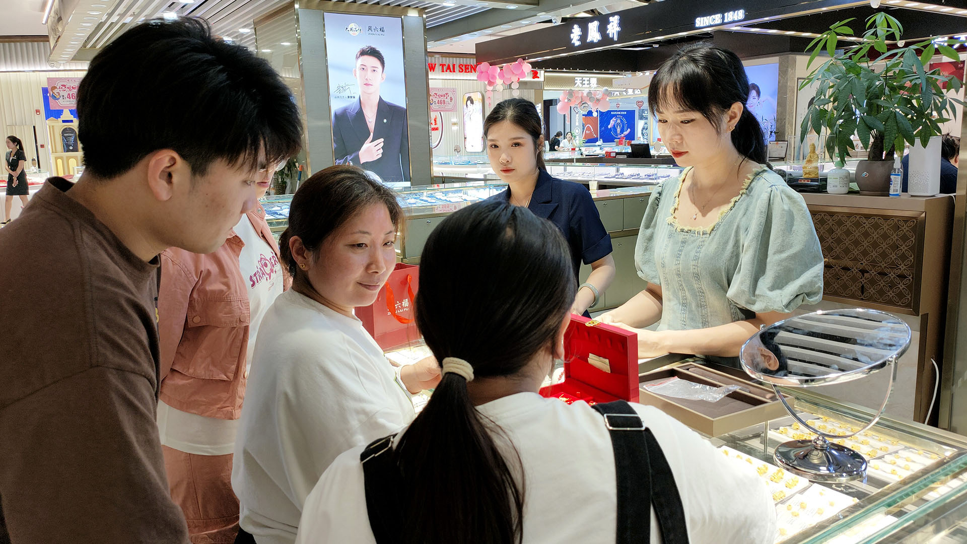 宇龍廣場(chǎng)：愛(ài)在母親節(jié)圖三.jpg